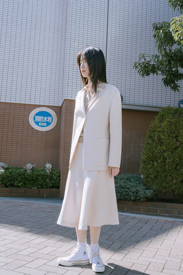 부클 플레어 스커트_오트밀은 여성 의류로, 모던하고 미니멀한 스타일을 추구하는 분들을 위한 플레어 스커트입니다. 폴리에스테르와 레이온 혼방 소재로 제작되어 부드러운 촉감을 선사하며, 사계절 내내 활용 가능합니다. 힙선까지 슬림하게 떨어지는 A라인 실루엣에 밑단으로 갈수록 플레어지는 디자인이 특징이며, 미디 기장으로 우아함을 더합니다. 오트밀 컬러의 무지 디자인으로 데이트룩, 카페룩, 모임룩 등 다양한 TPO에 활용하기 좋으며, 클래식하고 미니멀한 스타일을 연출할 수 있습니다. 드라이클리닝을 권장합니다.
