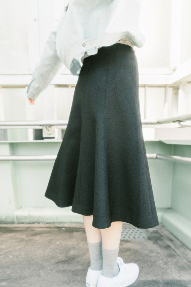 **부클 플레어 스커트_블랙**

세련된 블랙 컬러의 부클 플레어 스커트입니다. 부드러운 촉감의 폴리에스테르와 레이온 혼방 소재로 제작되었으며, 사계절 내내 활용 가능합니다. 허리 라인은 슬림하게 잡아주고 밑단으로 갈수록 플레어지는 A라인 실루엣으로 여성스러운 분위기를 연출합니다. 미디 기장으로, 데이트룩, 오피스룩, 모임룩 등 다양한 TPO에 맞춰 미니멀하고 시크한 스타일을 완성할 수 있습니다. 안감이 있어 비침 걱정 없이 편안하게 착용 가능하며, 고급스러운 텍스처가 특징입니다. 드라이클리닝을 권장합니다.
