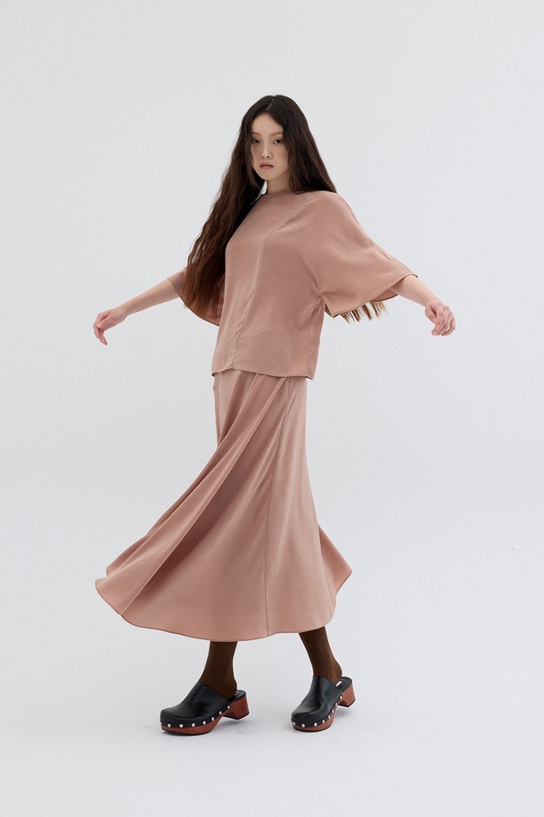 새틴 블라우스 탑_살몬 (SATIN BLOUSE TOP_SALMON)은 부드러운 촉감과 실키한 광택이 돋보이는 여성 블라우스입니다. 봄, 여름 시즌에 어울리는 얇은 두께감과 드레이프성 있는 폴리에스테르 소재로 제작되어 편안한 착용감을 선사합니다. 미니멀하고 우아한 스타일을 연출하며, 7부 소매와 라운드넥 디자인, 대각선 컷 디테일이 특징입니다. 루즈핏으로 제작되어 활동성을 높였으며, 데이트룩, 카페룩, 모임룩 등 다양한 TPO에 활용하기 좋습니다.
