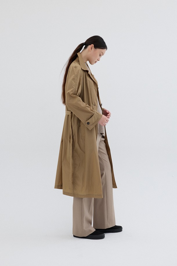 LIGHT WEIGHT TRENCH COAT_BEIGE (라이트 웨이트 트렌치 코트_베이지)는 여성용 아우터로, 봄과 가을에 어울리는 베이지 컬러의 롱 기장 트렌치코트입니다. 가볍고 부드러운 나일론 소재로 제작되어 편안한 착용감을 선사하며, 릴랙스 핏으로 여유로운 실루엣을 연출합니다. 클래식하고 베이직한 디자인에 라글란 슬리브, 오픈 칼라, 플리츠 디테일, 커스텀 버튼, 벨트 장식이 더해져 세련된 포인트를 더했습니다. 버튼과 벨트로 여밈이 가능하며, 데이트룩, 출근룩, 모임룩 등 다양한 TPO에 맞춰 클래식, 미니멀, 시크한 스타일을 연출할 수 있습니다.
