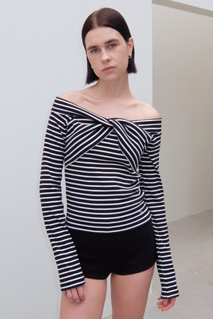 CO OFF SHOULDER STRIPE JERSEY TOP_BLACK