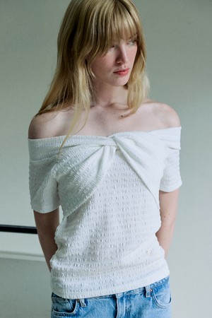 CO OFF SHOULDER WRINKLE HALF JERSEY TOP_IVORY