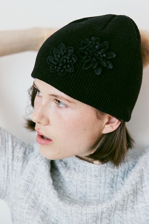 A FLOWER APPLIQUE BEANIE [2colors]