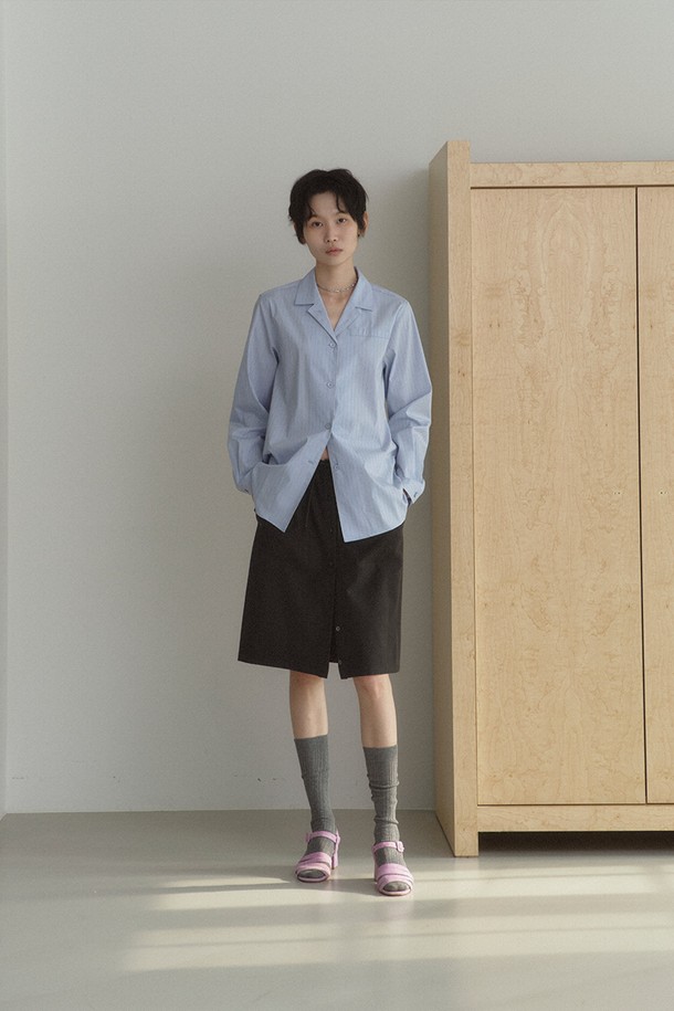 라이트 블루 컬러의 코튼 블렌드 스트라이프 셔츠입니다. 면 76%, 나일론 21%, 폴리우레탄 3% 혼방 소재로 제작되어 부드러운 촉감을 선사하며, 얇은 두께로 봄, 여름 시즌에 시원하게 착용하기 좋습니다. 오픈 카라 디자인에 세미 A라인 핏으로 편안하면서도 여성스러운 실루엣을 연출합니다. 파자마 스타일, 가슴 포켓 디테일, 진주 단추, 첫 번째 단추로 다양한 카라 연출이 가능하여 캐주얼, 미니멀, 클래식 스타일을 모두 소화할 수 있습니다. 데이트룩과 카페룩에 잘 어울리는 아이템입니다.
