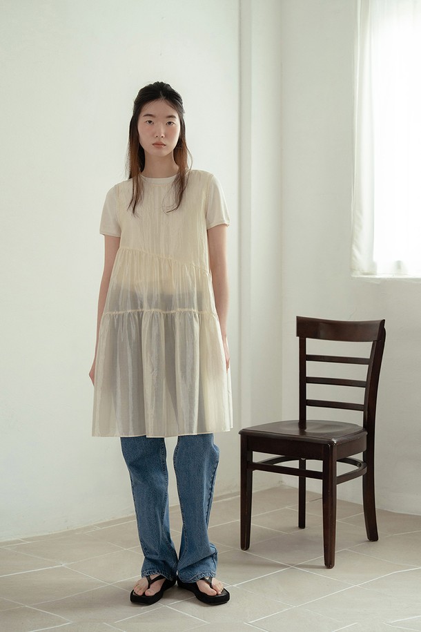 **쉬어 레이어드 드레스_라이트 베이지**는 여성스러운 무드를 연출하는 미니멀하고 우아한 원피스입니다. 얇은 두께감의 나일론, 텐셀 혼방 소재로 제작되어 부드러운 촉감을 선사하며, 봄, 여름 시즌에 시원하게 착용하기 좋습니다. 라운드넥에 반소매 디자인으로, 비침이 있는 시어 소재와 A라인 실루엣이 여성스러운 분위기를 더합니다. 불규칙한 버튼 디테일과 비대칭 개더링, 레이어드 스타일링이 가능한 디자인으로, 데이트룩, 카페룩, 모임룩 등 다양한 TPO에 맞춰 클래식하고 로맨틱한 스타일을 연출할 수 있습니다.
