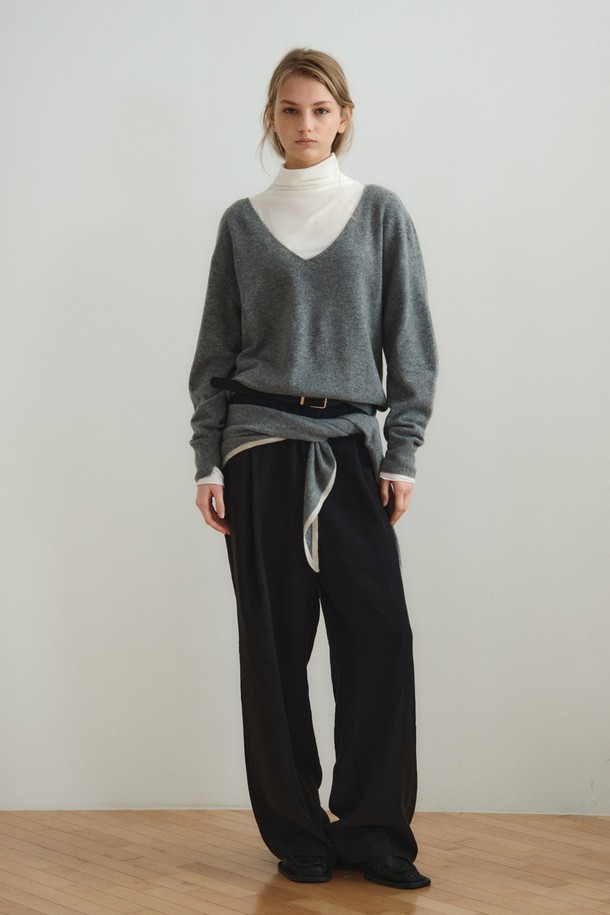 부드러운 울 소재의 SOFT WOOL JERSEY TOP_아이보리 상의입니다. 가을과 겨울에 어울리는 두꺼운 두께감으로 따뜻하게 착용할 수 있으며, 루즈핏 디자인과 브이넥 라인이 편안하면서도 세련된 스타일을 연출합니다. 베이직하고 미니멀한 디자인으로 출근룩, 모임룩 등 다양한 TPO에 활용 가능하며, 클래식하고 미니멀한 스타일을 즐기는 분들께 추천합니다. 울 소재 특유의 부드러운 터치감이 특징입니다. 긴 소매 기장으로 더욱 포근한 느낌을 더했습니다.
