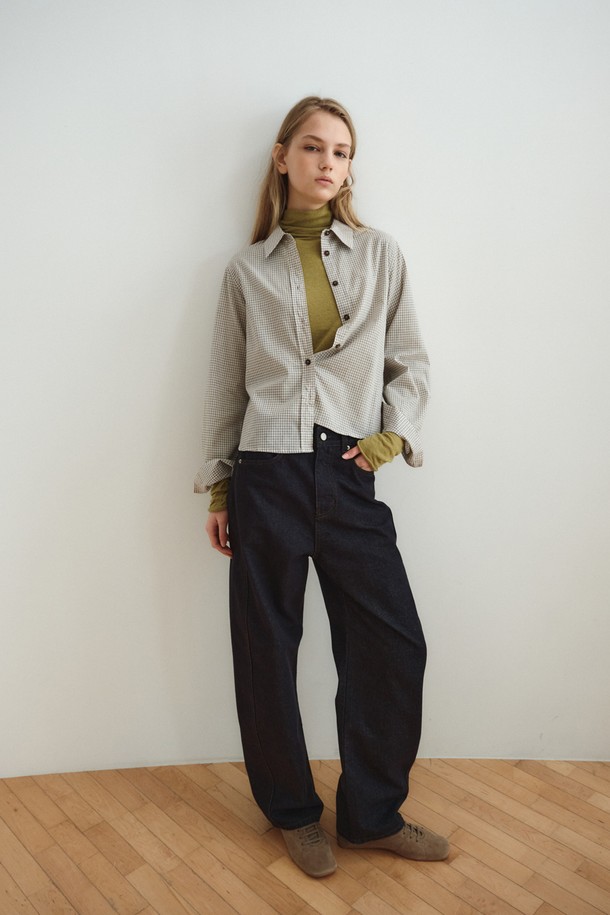 다크 네이비 컬러의 여성용 커브드 데님 팬츠입니다. 봄, 가을에 어울리는 캐주얼 스타일의 긴 기장 와이드 핏 데님 팬츠로, 루즈핏으로 편안하게 착용할 수 있습니다. 데님 소재 특유의 견고함과 자연스러운 무드가 돋보이며, 무지 디자인으로 다양한 상의와 매치하기 용이합니다. 커브드 디자인이 적용되어 트렌디하면서도 세련된 스타일을 연출합니다. 밴딩이 없어 깔끔한 핏을 유지하며 미니멀한 스타일을 즐기기에 좋습니다.
