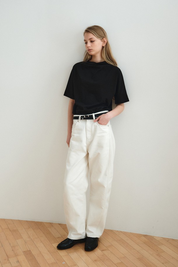 커브드 데님 팬츠 오프 화이트는 여성용 데님 팬츠로, 베이직하고 캐주얼한 스타일을 연출합니다. 면과 폴리에스테르 혼방 소재로 제작되어 사계절 내내 착용 가능하며, 루즈핏으로 편안한 착용감을 선사합니다. 무지 디자인에 사이드라인 라운드 디자인과 곡선 실루엣이 특징이며, 뒷허리 밴딩으로 사이즈 조절이 용이합니다. 동네 마실룩, 여행룩 등 데일리룩으로 활용하기 좋으며, 캐주얼, 미니멀, 클래식 스타일을 선호하는 분들께 추천합니다.
