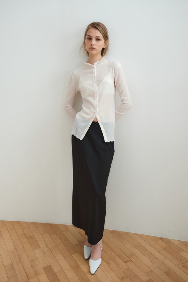 차분하고 세련된 스타일을 연출하는 "맥시 롱 스커트_차콜"입니다. 봄, 가을, 겨울 모두 활용 가능한 H라인 롱 스커트로, 미니멀하고 베이직한 디자인이 특징입니다. 롱 기장과 하이웨스트 디자인으로 다리가 길어 보이는 효과를 선사합니다. 차콜 컬러의 무지 디자인은 어떤 상의와도 쉽게 매치되어 일상복으로 활용도가 높습니다. 레귤러핏으로 편안하게 착용 가능하며, 미니멀, 클래식 스타일을 선호하는 여성분들께 추천합니다.
