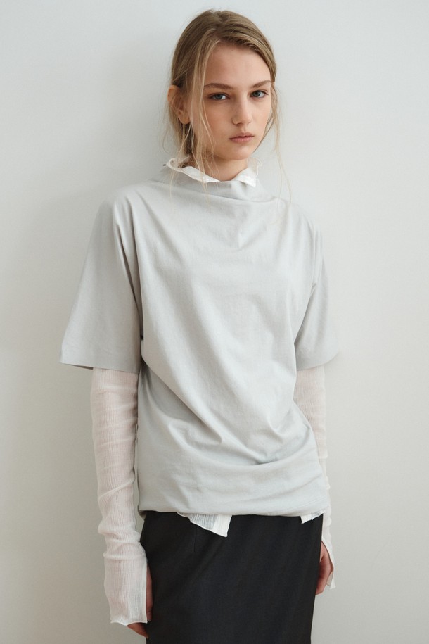 DRAPE NECK JERSEY TOP_LIGHT GREY (드레이프 넥 저지 탑_라이트 그레이)는 우아하고 미니멀한 스타일을 연출하는 여성용 티셔츠입니다. 부드럽게 흐르는 드레이프 넥 라인이 특징이며, 릴랙스 핏으로 편안한 착용감을 선사합니다. 간절기에 적합하며, 데이트룩, 카페룩, 모임룩 등 다양한 TPO에 활용할 수 있습니다. 라이트 그레이, 아이보리, 블랙 세 가지 색상으로 만나볼 수 있으며, 면 소재로 제작되어 부드러운 촉감을 제공합니다. 클래식, 미니멀, 로맨틱 스타일을 모두 소화하는 레이어드 탑 디자인으로, 활용도가 높습니다.
