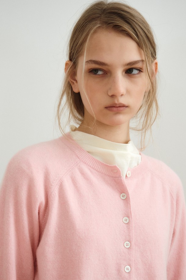 드레이프 넥 져지 탑_아이보리

부드러운 촉감의 면 소재로 제작된 여성용 티셔츠입니다. 드레이프 넥 디자인이 우아한 분위기를 연출하며, 릴랙스 핏으로 편안하게 착용할 수 있습니다. 아이보리, 라이트 그레이, 블랙 세 가지 색상으로 출시되어 다양한 스타일에 활용하기 좋습니다. 봄, 가을 시즌에 레이어드하여 세련된 스타일을 완성해보세요. 데이트룩, 카페룩 등 다양한 TPO에 잘 어울리는 베이직하고 클래식한 아이템입니다.
