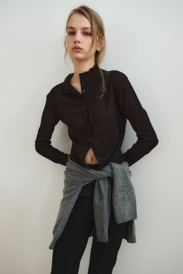 텍스처드 버튼 탑_블랙은 부드러운 면과 폴리에스테르 혼방 소재로 제작되어 봄, 가을에 착용하기 좋은 긴소매 티셔츠입니다. 하이넥 디자인에 루즈핏으로 편안한 착용감을 선사하며, 텍스처드 패턴이 은은한 포인트를 더합니다. 블랙, 아이보리, 브라운 세 가지 컬러로 출시되어 다양한 스타일 연출이 가능하며, 버튼 디테일과 소매 버튼 장식이 돋보입니다. 데이트룩, 카페룩 등 다양한 TPO에 미니멀, 클래식, 캐주얼 무드로 활용하기 좋으며, 곡선 실루엣과 레이어드 스타일링이 용이합니다.
