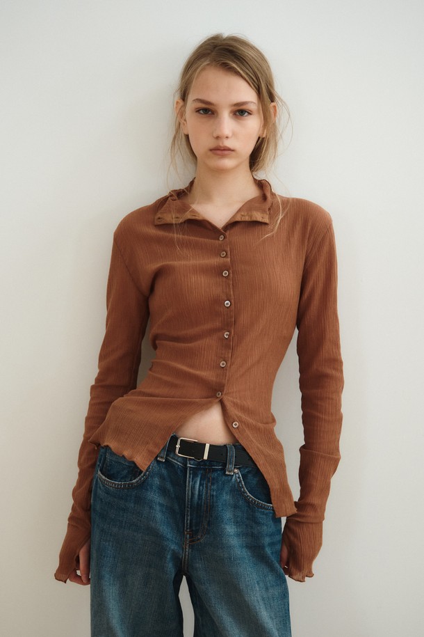 텍스쳐드 버튼 탑(TEXTURED BUTTON TOP)_브라운은 여성 의류 상의 티셔츠입니다. 부드러운 촉감의 면, 폴리에스테르 혼방 소재로 제작되었으며, 봄, 가을에 착용하기 적합합니다. 슬림핏 하이넥 디자인에 긴 소매와 버튼 디테일, 소매 끝단의 버튼 장식이 특징입니다. 베이직 스타일의 무지 패턴으로, 데이트룩, 모임룩, 클래식, 미니멀, 캐주얼 스타일을 연출하기 좋습니다. 곡선 실루엣과 아래로 갈수록 넓어지는 버튼 간격이 돋보이며, 얇은 두께감의 플리스 원단으로 제작되었습니다.
