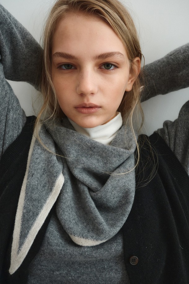 12월 10일 예약 배송 예정인 울 캐시미어 라인 머플러_그레이입니다. 울과 캐시미어 혼방 소재로 제작되어 부드러운 촉감과 뛰어난 보온성을 제공합니다. 차분한 그레이와 베이지 컬러의 배색 디자인에 삼각 머플러 형태로, 클래식하면서도 세련된 스타일을 연출합니다. 출근룩이나 모임룩에 미니멀하고 캐주얼하게 매치하여 포인트를 줄 수 있습니다.
