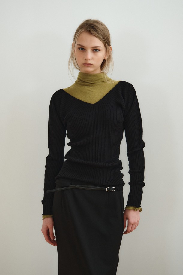 **SEAMLESS RIB TOP_블랙**

부드러운 촉감의 슬림핏 '심리스 립 탑'입니다. 울과 아크릴 혼방 소재로 제작되어 가을, 겨울에 착용하기 좋으며, 얇은 두께감으로 편안함을 선사합니다. 라운드넥 디자인에 긴 소매와 골지 패턴, 블랙 및 다크브라운 컬러로 미니멀하고 베이직한 스타일을 연출합니다. 홀가먼트 니팅 기법과 뛰어난 신축성, 드레이프성이 특징이며, 데이트룩, 카페룩, 겨울 데일리룩 등 다양한 시간과 장소와 경우에 활용 가능합니다.