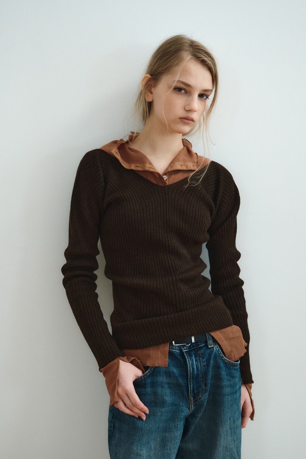 **SEAMLESS RIB TOP_다크 브라운**

부드러운 촉감의 'SEAMLESS RIB TOP(심리스 립 탑)' 다크 브라운 컬러입니다. 가을, 겨울 시즌에 어울리는 슬림핏의 긴소매 라운드넥 니트로, 미니멀하고 베이직한 스타일을 연출합니다. 울과 아크릴 혼방 소재에 홀가먼트 니팅 공법을 적용하여 신축성이 뛰어나며, 심리스 구조로 편안한 착용감을 선사합니다. 다크 브라운과 블랙 두 가지 색상으로 출시되어, 데이트룩, 카페룩, 겨울 데일리룩 등 다양한 TPO에 활용하기 좋습니다. 골지 패턴이 돋보이는 디자인으로, 미니멀, 클래식, 시크한 스타일을 즐기는 여성분들께 추천합니다.
