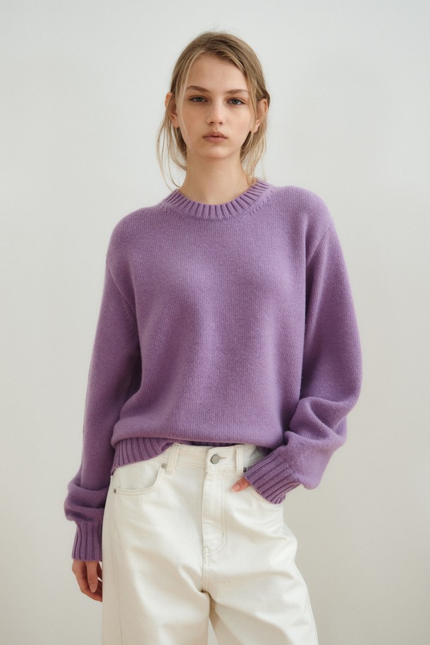 캐시미어 블렌드 라운드 탑_퍼플은 부드러운 촉감의 캐시미어 블렌드 소재로 제작되어 가을, 겨울 시즌에 따뜻하게 착용하기 좋은 여성 니트 스웨터입니다. 세미 오버핏 실루엣과 클래식한 라운드넥 디자인이 특징이며, 미니멀하고 베이직한 스타일을 연출합니다. 퍼플 컬러와 무지 패턴으로 어떤 하의와도 잘 어울려 데일리룩, 카페룩 등 다양한 TPO에 활용 가능합니다. 긴 소매 기장으로 포근함을 더하며, 루즈핏과 오버핏으로 편안한 착용감을 제공하여 폭넓은 스타일을 소화할 수 있습니다.
