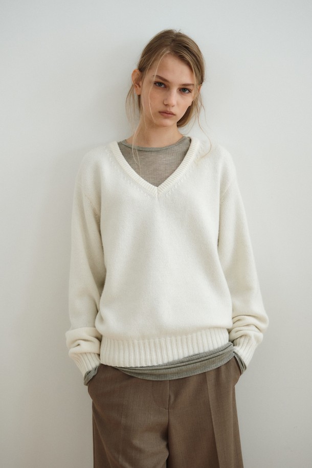 캐시미어 블렌드 브이넥 탑은 부드러운 촉감의 캐시미어, 울, 나일론 혼방 소재로 제작되어 가을과 겨울에 포근하게 입기 좋습니다. 오프화이트와 라이트 그레이 두 가지 색상으로 출시되었으며, 루즈핏에 브이넥 디자인으로 미니멀하고 베이직한 스타일을 연출합니다. 긴 소매와 골지 패턴, 리브 디테일 소매단과 밑단이 특징이며, 단독 또는 레이어드하여 다양한 겨울 데일리룩, 집콕룩, 모임룩을 완성할 수 있습니다.
