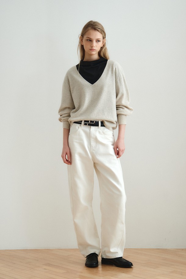 WOOL CASHMERE DEEP V-넥 TOP_PALE BEIGE는 부드러운 촉감의 울 90%, 캐시미어 10% 혼방 소재로 제작된 여성용 니트/스웨터입니다. 홀가먼트 니팅 공법(무봉제)으로 제작되어 편안한 착용감을 선사하며, 레귤러핏과 레귤러 기장으로 깔끔한 실루엣을 연출합니다. 얇은 두께의 긴소매 브이넥 디자인으로 가을, 겨울철 데이트룩, 출근룩 등 다양한 스타일에 활용하기 좋습니다. 미니멀, 클래식, 캐주얼 스타일 모두 소화 가능하며, 레이어드 스타일링에도 용이합니다. 드라이클리닝을 권장합니다.
