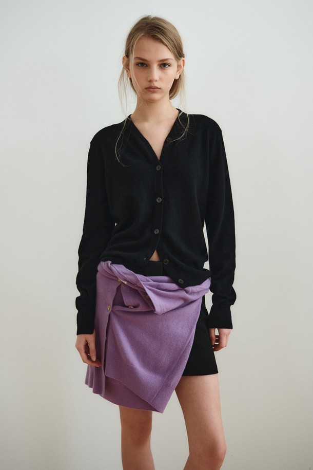 캐시미어 블렌드 브이넥 가디건은 부드러운 촉감의 캐시미어, 울, 나일론 혼방 소재로 제작되어 가을과 겨울에 따뜻하게 착용하기 좋습니다. 레귤러 핏과 긴 소매 기장으로 클래식하고 미니멀한 스타일을 연출하며, 브이넥 디자인이 세련된 느낌을 더합니다. 투웨이 스타일링이 가능하며 로고가 각인된 버튼과 니트 라벨 디테일로 고급스러움을 높였습니다. 데이트룩, 모임룩 등 다양한 TPO에 활용할 수 있는 활용도 높은 아이템입니다. 퍼플과 블랙 두 가지 컬러로 만나보세요.
