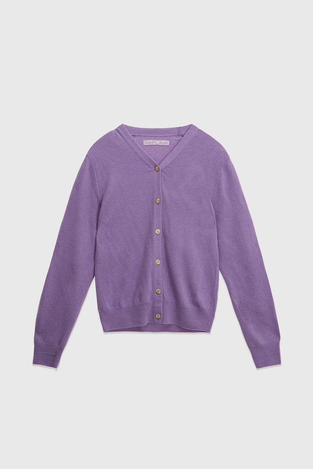 캐시미어 블렌드 브이넥 가디건은 부드러운 촉감의 캐시미어 혼방 소재로 제작되어 가을, 겨울에 따뜻하게 입을 수 있는 여성용 니트 가디건입니다. 레귤러 핏과 긴 소매 기장으로 편안한 착용감을 선사하며, 베이직하고 클래식한 스타일을 연출합니다. 브이넥 디자인과 무지 패턴이 특징이며, 버튼 여밈 방식으로 간편하게 착용할 수 있습니다. 일상, 오피스룩, 모임룩 등 다양한 TPO에 활용 가능하며, 투웨이 스타일링으로 다양한 분위기를 연출할 수 있습니다. 블랙, 퍼플 두 가지 컬러로 출시되어 미니멀하고 시크한 스타일을 완성합니다.
