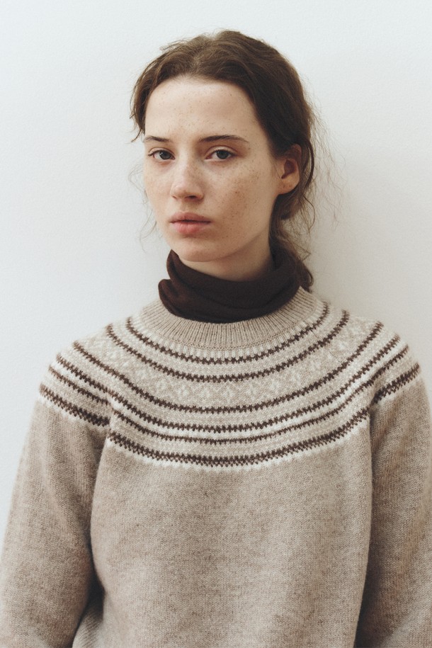 SHAGGY DOG NORDIC KNIT_BEIGE (셔기독 노르딕 니트_베이지)는 여성용 니트/스웨터로, 가을과 겨울에 따뜻하게 착용하기 좋습니다. 베이지와 브라운 컬러 조합의 노르딕 패턴이 클래식하고 베이직한 스타일을 연출하며, 레귤러핏 라운드넥 디자인입니다. 부드러운 울 소재와 두꺼운 두께감으로 포근한 착용감을 선사하며, 셔기독 디테일이 돋보입니다. 데이트룩, 모임룩 등 다양한 TPO에 미니멀, 캐주얼 스타일로 활용하기 좋습니다.
