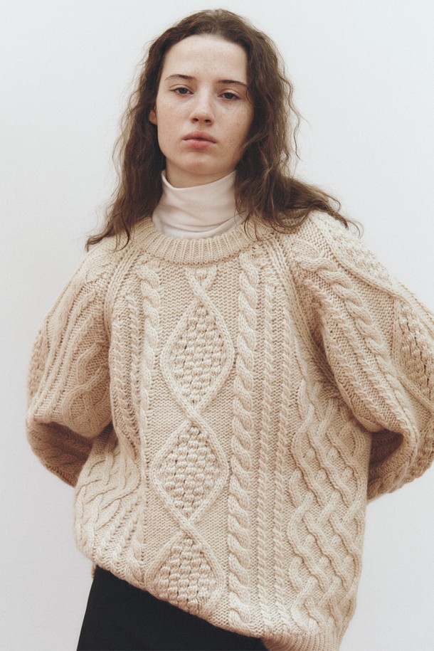 피셔맨 케이블 울 스웨터_라이트 베이지는 여성용 상의 니트/스웨터입니다. 부드러운 촉감의 울 소재로 제작되었으며, 가을과 겨울에 따뜻하게 착용할 수 있습니다. 클래식하고 베이직한 무드의 오버핏 터틀넥 디자인으로, 일상, 출근룩, 모임룩 등 다양한 TPO에 활용 가능합니다. 피셔맨 케이블 니트 패턴이 돋보이며, 긴 소매 기장과 두꺼운 두께로 포근함을 더합니다. 미니멀, 캐주얼 스타일을 즐기는 분들께 추천합니다.
