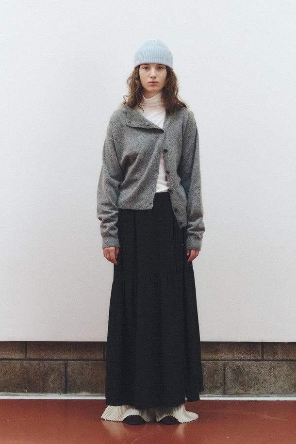 알파카 소재의 부드러운 촉감이 돋보이는 사이드 버튼 알파카 가디건_그레이입니다. 넉넉한 두께감으로 가을, 겨울 시즌 따뜻하게 착용하기 좋으며, 라운드 넥 디자인과 레귤러 핏으로 편안한 착용감을 선사합니다. 베이직하고 캐주얼한 스타일로 출근룩, 모임룩 등 다양한 TPO에 활용하기 좋으며, 미니멀, 캐주얼, 클래식 등 어떤 스타일에도 잘 어울립니다. 사이드 버튼 디테일이 포인트로, 세련된 무드를 더해줍니다.
