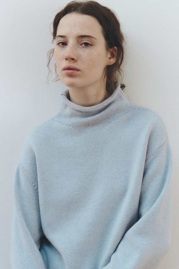 라이트 블루 컬러의 캐시미어 블렌드 하이넥 탑입니다. 부드러운 촉감의 캐시미어와 울 혼방 소재로 제작되어 가을, 겨울 시즌에 따뜻하게 착용할 수 있습니다. 레귤러 핏에 긴 소매 기장으로, 미니멀하고 베이직한 디자인이 돋보입니다. 출근룩, 미니멀, 클래식 스타일을 선호하는 여성분들께 추천합니다. 두께감 있는 하이넥 디자인이 포근함을 더하며, 다양한 하의와 매치하여 세련된 룩을 연출할 수 있습니다.

