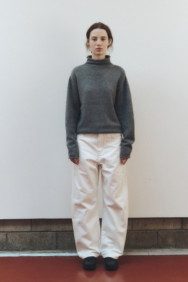 캐시미어 블렌드 하이넥 탑_그레이는 여성의 가을, 겨울 스타일을 책임질 니트/스웨터입니다. 캐시미어와 울 소재의 부드러운 촉감이 특징이며, 레귤러핏과 긴 소매 기장으로 편안한 착용감을 선사합니다. 미니멀하고 베이직한 디자인에 하이넥 터틀넥 스타일로 세련된 무드를 연출하며, 출근룩과 오피스룩에 적합합니다. 두꺼운 두께감으로 따뜻함을 더하고, 무지 패턴의 심플함이 돋보입니다.
