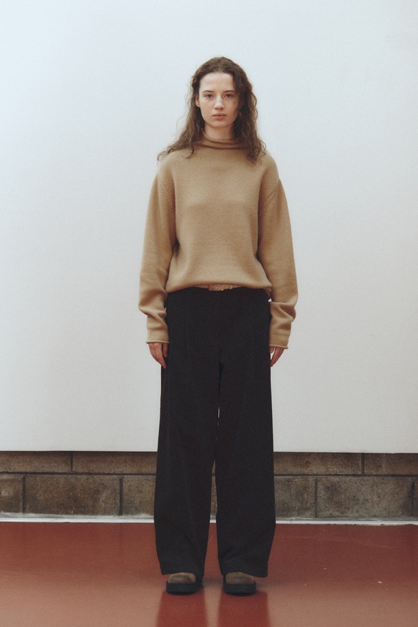 캐시미어 블렌드 하이넥 탑_카멜은 여성스러운 실루엣을 연출하는 니트/스웨터입니다. 캐시미어와 울의 혼방으로 제작되어 부드러운 촉감과 뛰어난 보온성을 자랑하며, 가을과 겨울에 따뜻하게 착용할 수 있습니다. 베이직하고 미니멀한 디자인으로, 하이넥과 긴소매, 레귤러 핏이 특징입니다. 출근룩, 오피스룩, 모임룩 등 다양한 TPO에 활용 가능하며, 클래식 및 미니멀 스타일을 선호하는 분들께 추천합니다.
