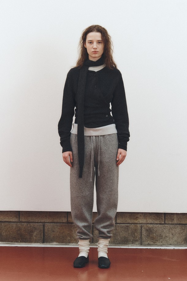 퓨어 울 조거 팬츠_그레이는 남녀 모두 착용 가능한 캐주얼, 스포티 스타일의 울 소재 조거 팬츠입니다. 가을, 겨울 시즌에 어울리는 두꺼운 두께감과 부드러운 촉감, 릴랙스핏으로 편안한 착용감을 선사합니다. 밑단 시보리 디자인으로 활동성을 높였으며, 출근룩, 여행룩 등 다양한 TPO에 활용 가능합니다. 미니멀한 무드의 무지 디자인으로 어떤 스타일에도 쉽게 매치할 수 있는 실용적인 아이템입니다.
