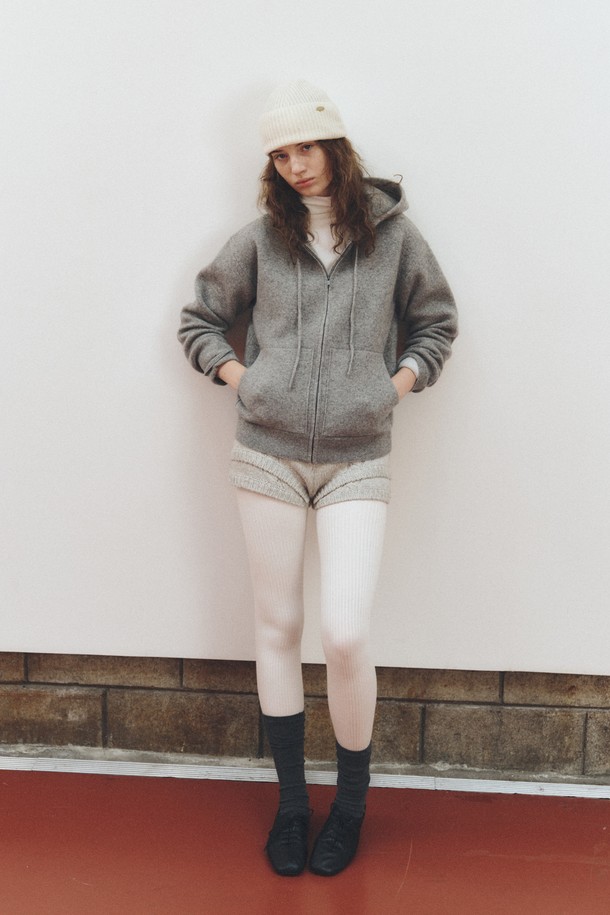 [12/26 예약배송] 퓨어 울 후디_그레이는 여성용으로, 가을과 겨울에 따뜻하게 입을 수 있는 두꺼운 울 소재의 후드 집업입니다. 부드러운 촉감과 베이직하고 캐주얼한 디자인으로 일상에서 편안하게 착용하기 좋습니다. 레귤러 핏에 긴 소매 기장으로, 산책이나 집콕 시 쾌적한 활동성을 제공합니다. 미니멀하고 클래식한 스타일을 연출하며, 어떤 룩에도 자연스럽게 어울립니다. 무지 패턴의 그레이 컬러로 다양한 스타일링이 가능합니다.
