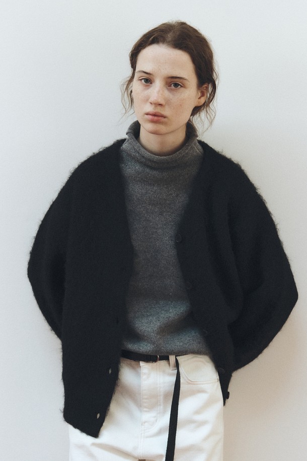 소프트 헤어리 텍스처 카디건_블랙은 부드러운 촉감과 따뜻함을 선사하는 여성용 니트/스웨터입니다. 가을, 겨울 시즌에 어울리는 루즈핏의 긴소매 카디건으로, 베이직하고 미니멀한 스타일을 연출합니다. 울 소재로 제작되어 포근하며, 헤어리 텍스처가 특징입니다. 라운드넥 디자인에 무지 패턴으로 어떤 옷에도 쉽게 매치할 수 있어 출근룩, 모임룩 등 다양한 TPO에 활용 가능합니다. 클래식, 미니멀, 캐주얼 등 폭넓은 스타일을 소화하는 활용도 높은 아이템입니다.
