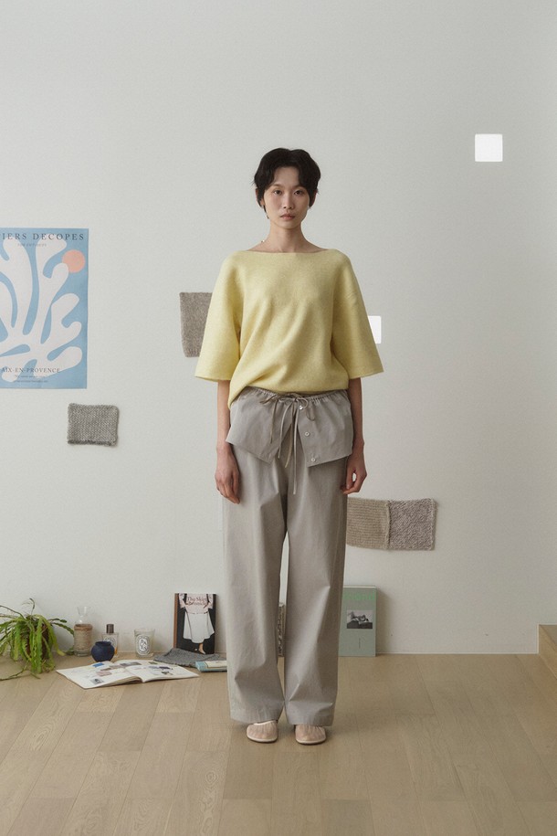 코튼 레이어드 미니 스커트_라이트 그레이는 여성용 미니스커트입니다. 봄, 여름에 어울리는 캐주얼하고 베이직한 스타일로 데이트룩, 동네 마실룩, 카페룩에 적합합니다. 하이덴시티 코튼 원단을 사용하여 부드러운 촉감과 자연스러운 드레이핑을 선사하며, A라인 핏에 허리 스트랩으로 핏 조절이 가능합니다. 레이어드 디자인으로 포인트를 더한 무지 스커트입니다.
