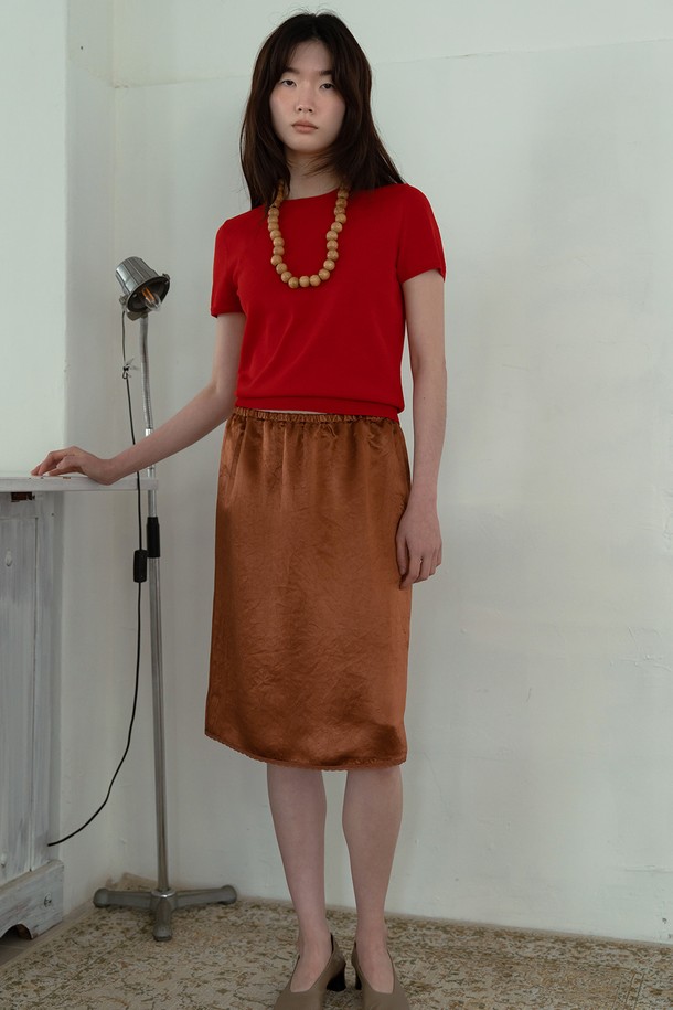 레이스 트리밍 새틴 스커트_카멜은 여성용 미디스커트로, 부드러운 촉감의 새틴 소재로 제작되었습니다. H라인 핏에 레이스 트리밍 디테일이 더해져 엘레강스하면서도 클래식한 무드를 연출합니다. 허리 밴딩으로 편안한 착용감을 제공하며, 얇은 두께감으로 봄, 가을 시즌에 즐겨 입기 좋습니다. 데이트룩, 모임룩, 카페룩 등 다양한 TPO에 클래식, 미니멀, 로맨틱 스타일로 연출할 수 있습니다.
