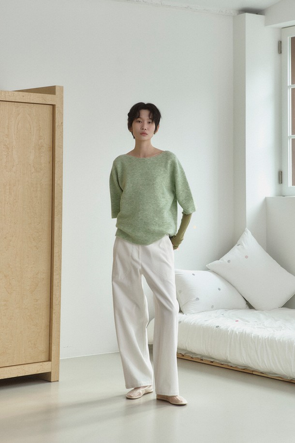 이탈리안 알파카 니트 탑_그린은 부드러운 촉감과 따뜻한 텍스처가 돋보이는 여성 니트입니다. 알파카, 울, 폴리아미드, 엘라스틴 혼방 소재로 제작되어 포근함을 선사하며, 보트넥과 릴랙스핏 디자인으로 편안한 착용감을 제공합니다. 긴 소매와 무지 패턴, 레귤러 기장으로 베이직하면서도 우아한 스타일을 연출하며, 레이어링하여 다양한 스타일을 소화하기 좋습니다. 데이트룩, 카페룩, 봄 소풍룩 등 다채로운 TPO에 맞춰 클래식, 미니멀, 로맨틱한 무드를 연출해보세요.
