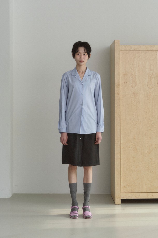 라이트 블루 컬러의 코튼 블렌드 스트라이프 셔츠입니다. 면 76%, 나일론 21%, 폴리우레탄 3% 혼방 소재로 제작되어 부드러운 촉감을 선사하며, 얇은 두께로 봄, 여름 시즌에 시원하게 착용하기 좋습니다. 오픈 카라 디자인에 세미 A라인 핏으로 편안하면서도 여성스러운 실루엣을 연출합니다. 파자마 스타일, 가슴 포켓 디테일, 진주 단추, 첫 번째 단추로 다양한 카라 연출이 가능하여 캐주얼, 미니멀, 클래식 스타일을 모두 소화할 수 있습니다. 데이트룩과 카페룩에 잘 어울리는 아이템입니다.
