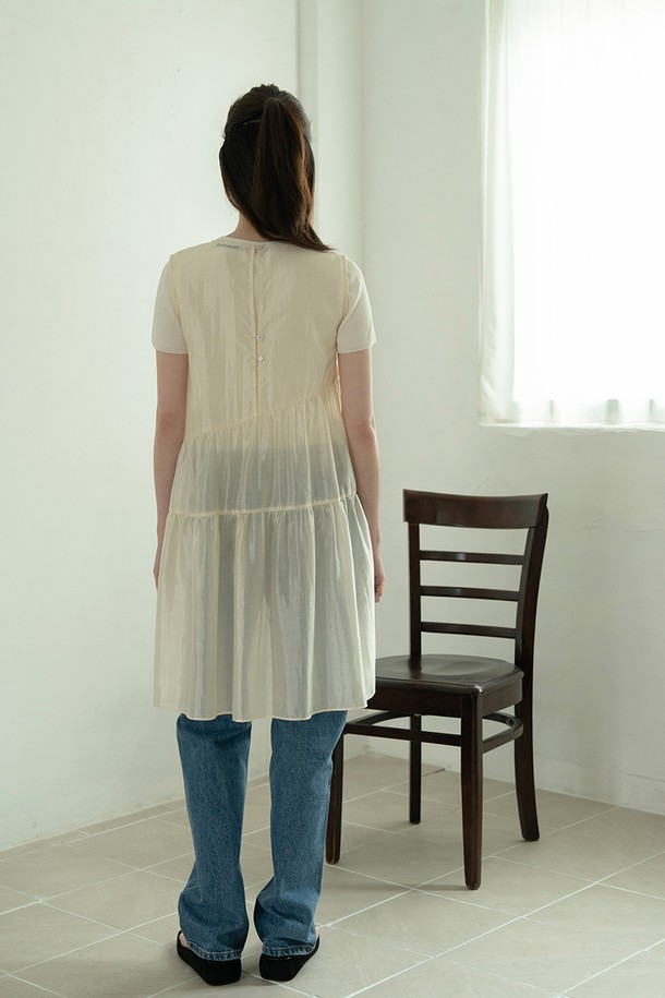 **쉬어 레이어드 드레스_라이트 베이지**는 여성스러운 무드를 연출하는 미니멀하고 우아한 원피스입니다. 얇은 두께감의 나일론, 텐셀 혼방 소재로 제작되어 부드러운 촉감을 선사하며, 봄, 여름 시즌에 시원하게 착용하기 좋습니다. 라운드넥에 반소매 디자인으로, 비침이 있는 시어 소재와 A라인 실루엣이 여성스러운 분위기를 더합니다. 불규칙한 버튼 디테일과 비대칭 개더링, 레이어드 스타일링이 가능한 디자인으로, 데이트룩, 카페룩, 모임룩 등 다양한 TPO에 맞춰 클래식하고 로맨틱한 스타일을 연출할 수 있습니다.

