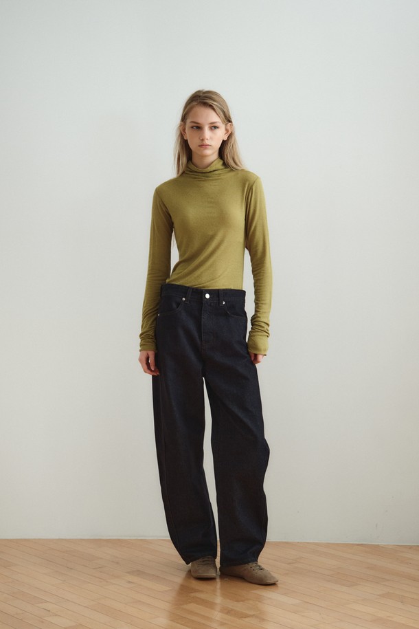 SOFT WOOL JERSEY TOP_올리브는 부드러운 촉감의 울 저지 소재로 제작된 여성 상의입니다. 올리브와 아이보리 두 가지 색상으로 출시되었으며, 가을과 겨울에 착용하기 좋습니다. 하이넥 디자인과 슬림핏으로 미니멀하고 시크한 스타일을 연출하며, 긴 소매와 소매 커프스 디테일이 특징입니다. 두꺼운 두께감으로 보온성을 높였으며, 스트레치 소재로 편안한 착용감을 선사합니다. 레이어드 스타일링이 가능하여 겨울 데일리룩, 오피스룩, 모임룩 등 다양한 TPO에 활용할 수 있습니다.
