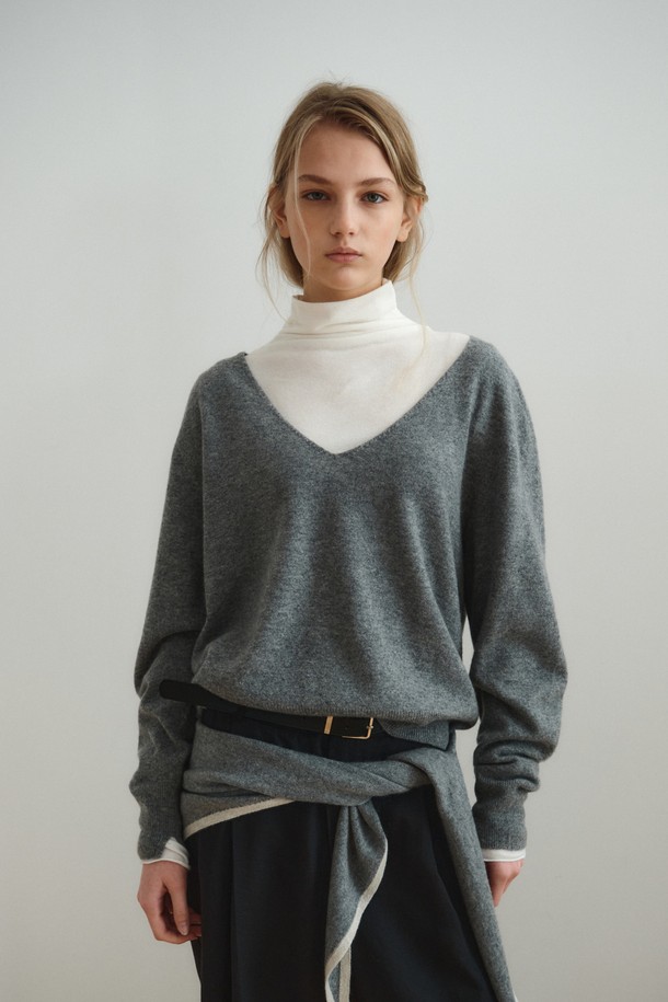부드러운 울 소재의 SOFT WOOL JERSEY TOP_아이보리 상의입니다. 가을과 겨울에 어울리는 두꺼운 두께감으로 따뜻하게 착용할 수 있으며, 루즈핏 디자인과 브이넥 라인이 편안하면서도 세련된 스타일을 연출합니다. 베이직하고 미니멀한 디자인으로 출근룩, 모임룩 등 다양한 TPO에 활용 가능하며, 클래식하고 미니멀한 스타일을 즐기는 분들께 추천합니다. 울 소재 특유의 부드러운 터치감이 특징입니다. 긴 소매 기장으로 더욱 포근한 느낌을 더했습니다.
