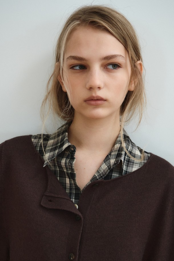 슬림 체크 셔츠_블랙은 캐주얼, 베이직 스타일의 공용 셔츠입니다. 면과 폴리에스테르 혼방 소재로 제작되어 부드러운 촉감을 선사하며, 가을에 적합한 보통 두께의 긴소매 셔츠입니다. 블랙과 아이보리 두 가지 색상으로 출시되었으며, 차이나칼라와 슬림핏 디자인이 특징입니다. 내추럴한 컬러의 버튼 디테일이 돋보이며, 깔끔한 체크 패턴으로 다양한 스타일링이 가능합니다. 동네 마실룩이나 가을 나들이룩에 적합하며, 캐주얼, 미니멀, 클래식 등 다양한 스타일 연출에 활용할 수 있습니다.
