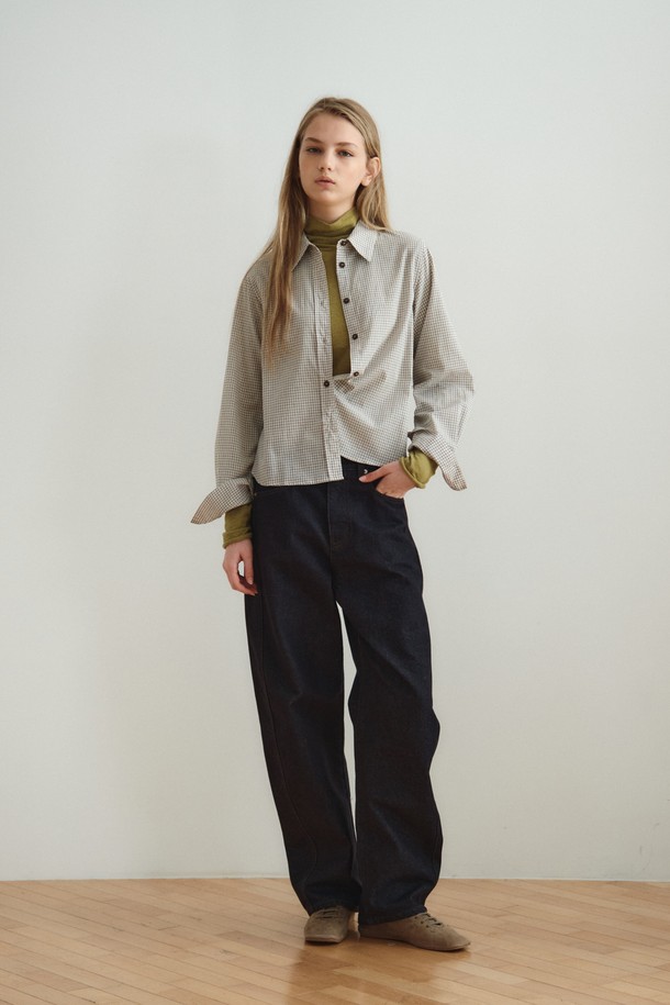 **슬림 체크 셔츠 (아이보리)**

일상은 물론, 데이트룩과 카페룩에도 잘 어울리는 슬림핏 체크 셔츠입니다. 부드러운 면 소재로 제작되어 편안한 착용감을 선사하며, 봄, 가을 시즌에 활용하기 좋습니다. 아이보리, 블랙 모노톤 컬러로 출시되어 다양한 하의와 쉽게 매치할 수 있으며, 깔끔하고 캐주얼한 스타일을 연출합니다. 크롭 기장에 칼라 디자인, 긴 소매, 체크 패턴이 더해져 트렌디함을 더했습니다. 내추럴한 컬러의 버튼 디테일이 돋보이는 슬림 체크 셔츠로, 미니멀, 클래식 무드를 즐겨보세요.
