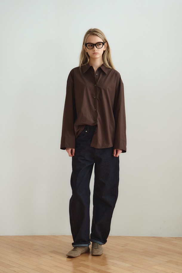 RELAXED COTTON SHIRT_DARK BROWN (릴랙스드 코튼 셔츠_다크 브라운)은 미니멀하고 베이직한 스타일의 여성 셔츠/블라우스입니다. 다크 브라운 컬러의 무지 디자인으로, 사계절 내내 활용 가능하며 출근룩과 모임룩에 적합합니다. 부드러운 촉감의 면 소재로 제작되었으며, 릴랙스핏과 루즈핏으로 편안한 착용감을 제공합니다. 얇은 두께의 레귤러 기장 셔츠로, 와이드 슬리브 디자인과 조절 가능한 소매 커프스가 특징이며, 레이어드하여 다양한 스타일을 연출할 수 있습니다. 차이나칼라와 긴 소매 디자인으로 미니멀, 클래식, 캐주얼 등 폭넓은 스타일을 소화할 수 있습니다.
