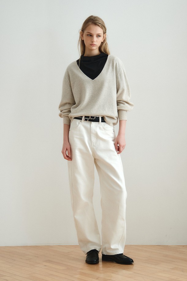 커브드 데님 팬츠 오프 화이트는 여성용 데님 팬츠로, 베이직하고 캐주얼한 스타일을 연출합니다. 면과 폴리에스테르 혼방 소재로 제작되어 사계절 내내 착용 가능하며, 루즈핏으로 편안한 착용감을 선사합니다. 무지 디자인에 사이드라인 라운드 디자인과 곡선 실루엣이 특징이며, 뒷허리 밴딩으로 사이즈 조절이 용이합니다. 동네 마실룩, 여행룩 등 데일리룩으로 활용하기 좋으며, 캐주얼, 미니멀, 클래식 스타일을 선호하는 분들께 추천합니다.
