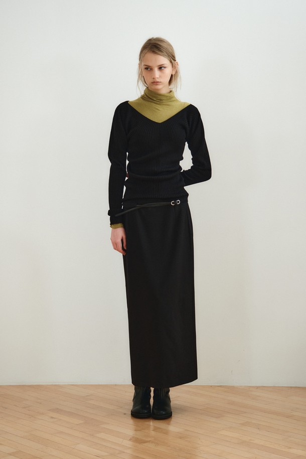 맥시 롱 스커트_블랙은 여성용 스커트로, 가을과 겨울에 어울리는 미니멀하고 클래식한 스타일을 연출합니다. 슬림핏 H라인으로 힙 라인을 깔끔하게 잡아주며, 부드러운 촉감의 폴리에스테르, 레이온, 울 혼방 소재로 제작되었습니다. 은은한 광택감과 앞면 포켓 디테일, 뒷면 시임 디테일이 특징이며, 사이드 지퍼로 편안하게 착용할 수 있습니다. 오피스룩, 겨울 데일리룩, 모임룩 등 다양한 TPO에 활용 가능한 아이템입니다.
