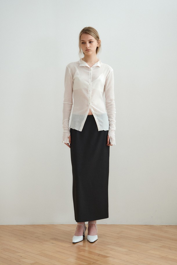 차분하고 세련된 스타일을 연출하는 "맥시 롱 스커트_차콜"입니다. 봄, 가을, 겨울 모두 활용 가능한 H라인 롱 스커트로, 미니멀하고 베이직한 디자인이 특징입니다. 롱 기장과 하이웨스트 디자인으로 다리가 길어 보이는 효과를 선사합니다. 차콜 컬러의 무지 디자인은 어떤 상의와도 쉽게 매치되어 일상복으로 활용도가 높습니다. 레귤러핏으로 편안하게 착용 가능하며, 미니멀, 클래식 스타일을 선호하는 여성분들께 추천합니다.
