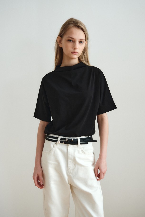 드레이프 넥 저지 탑_블랙은 여성스러운 실루엣을 연출하는 티셔츠입니다. 부드러운 면 소재로 제작되어 편안한 착용감을 선사하며, 릴랙스 핏으로 여유로운 실루엣을 연출합니다. 드레이프 넥 라인 디자인과 반소매 기장으로 세련된 느낌을 더했으며, 블랙, 아이보리, 라이트 그레이 세 가지 컬러로 출시되었습니다. 데이트룩, 카페룩 등 다양한 TPO에 미니멀, 클래식, 캐주얼 스타일로 연출하기 좋습니다.
