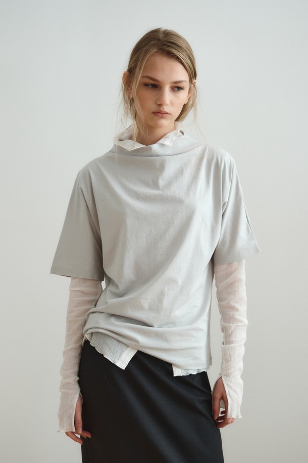DRAPE NECK JERSEY TOP_LIGHT GREY (드레이프 넥 저지 탑_라이트 그레이)는 우아하고 미니멀한 스타일을 연출하는 여성용 티셔츠입니다. 부드럽게 흐르는 드레이프 넥 라인이 특징이며, 릴랙스 핏으로 편안한 착용감을 선사합니다. 간절기에 적합하며, 데이트룩, 카페룩, 모임룩 등 다양한 TPO에 활용할 수 있습니다. 라이트 그레이, 아이보리, 블랙 세 가지 색상으로 만나볼 수 있으며, 면 소재로 제작되어 부드러운 촉감을 제공합니다. 클래식, 미니멀, 로맨틱 스타일을 모두 소화하는 레이어드 탑 디자인으로, 활용도가 높습니다.
