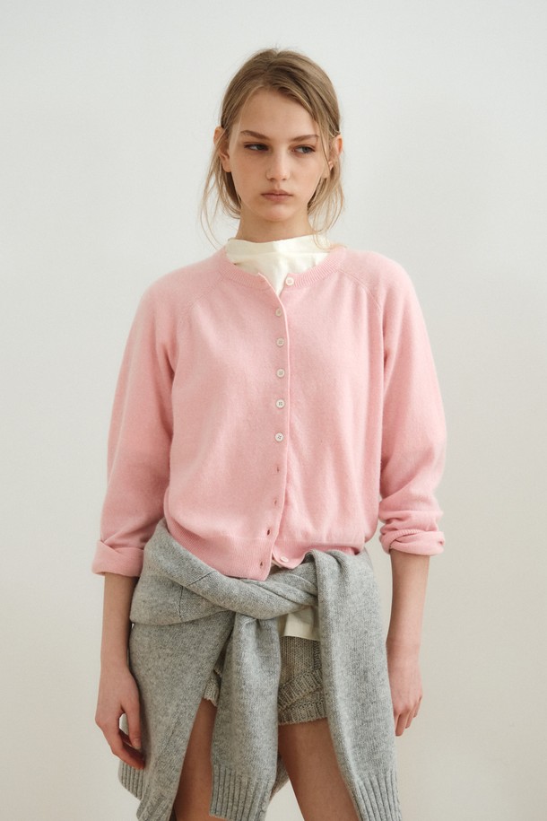 드레이프 넥 져지 탑_아이보리

부드러운 촉감의 면 소재로 제작된 여성용 티셔츠입니다. 드레이프 넥 디자인이 우아한 분위기를 연출하며, 릴랙스 핏으로 편안하게 착용할 수 있습니다. 아이보리, 라이트 그레이, 블랙 세 가지 색상으로 출시되어 다양한 스타일에 활용하기 좋습니다. 봄, 가을 시즌에 레이어드하여 세련된 스타일을 완성해보세요. 데이트룩, 카페룩 등 다양한 TPO에 잘 어울리는 베이직하고 클래식한 아이템입니다.
